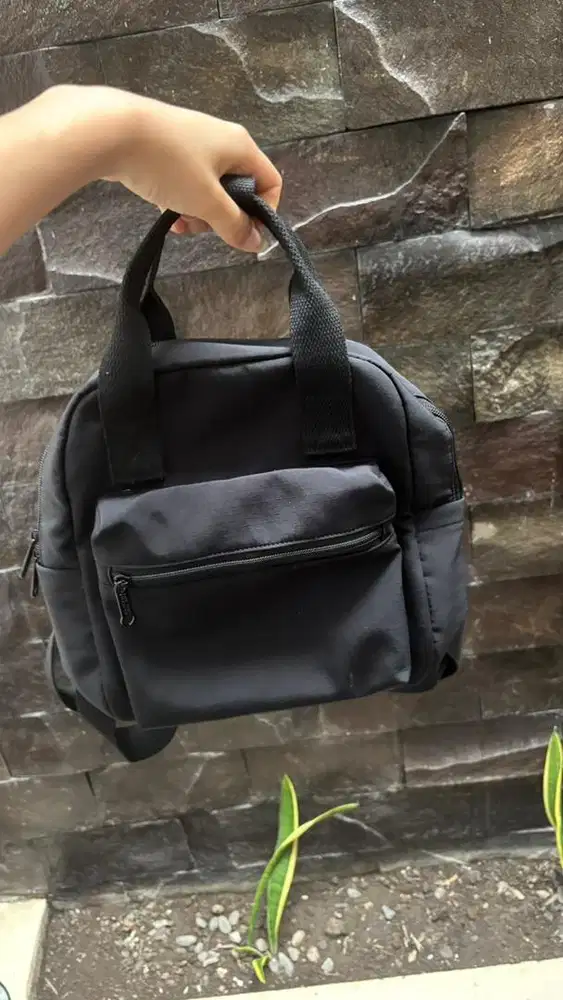 Tas hitam mini ransel