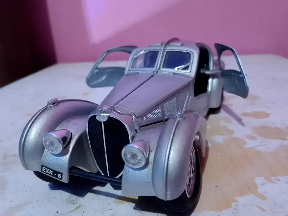 Bburago Bugatti Atlantic 1936 1:24 Diecast Classic