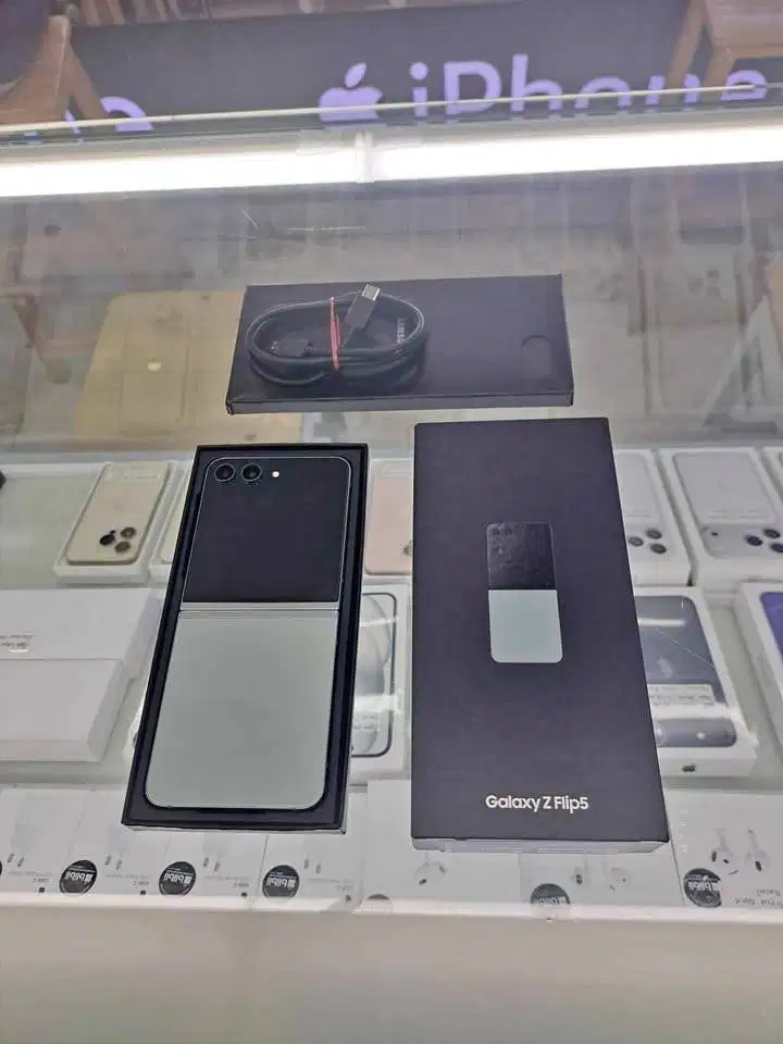 Second Samsung Galaxy Z Flip 5 8/256GB Mint Ex Resmi SEIN Mulus