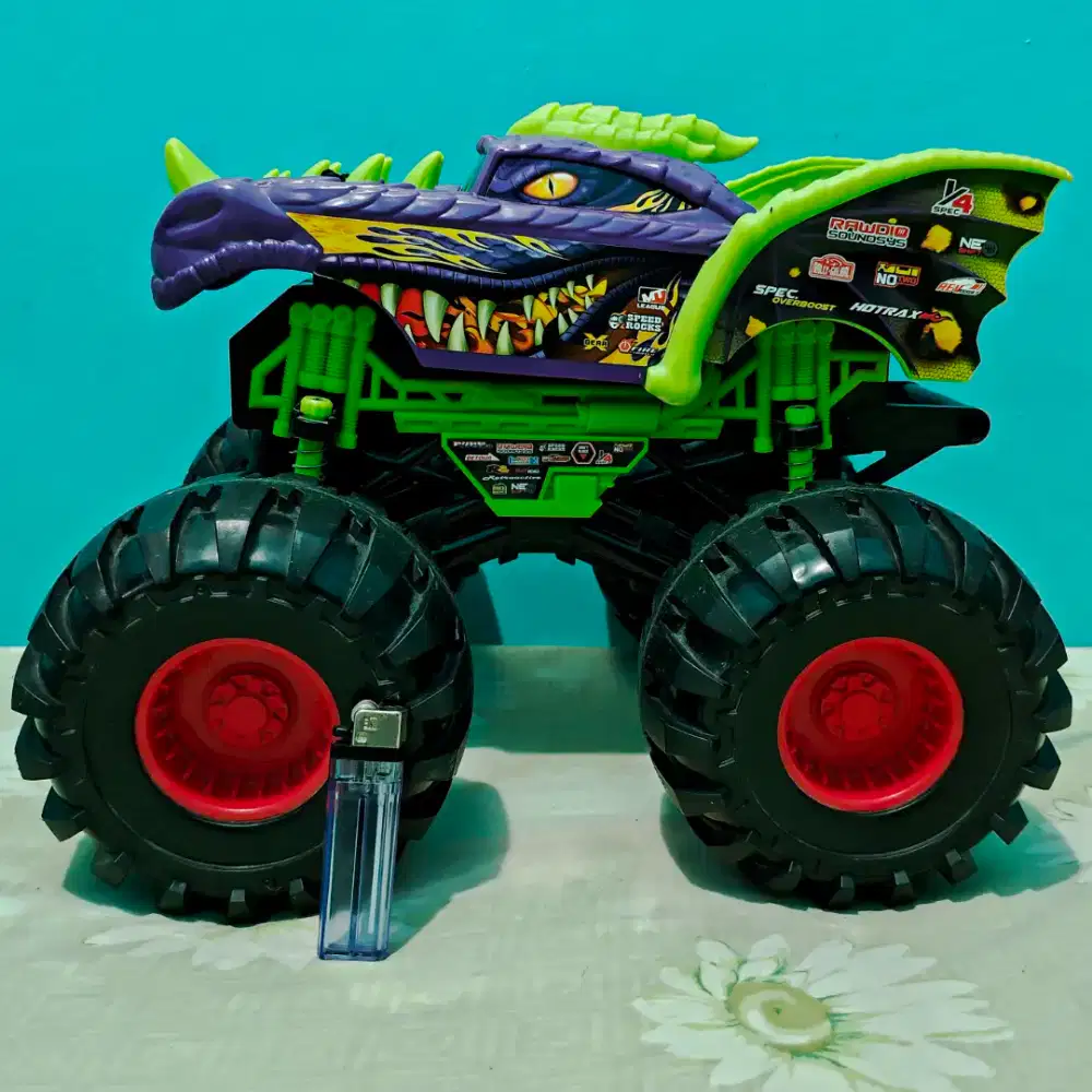 Mainan mobil Monster Truck besar