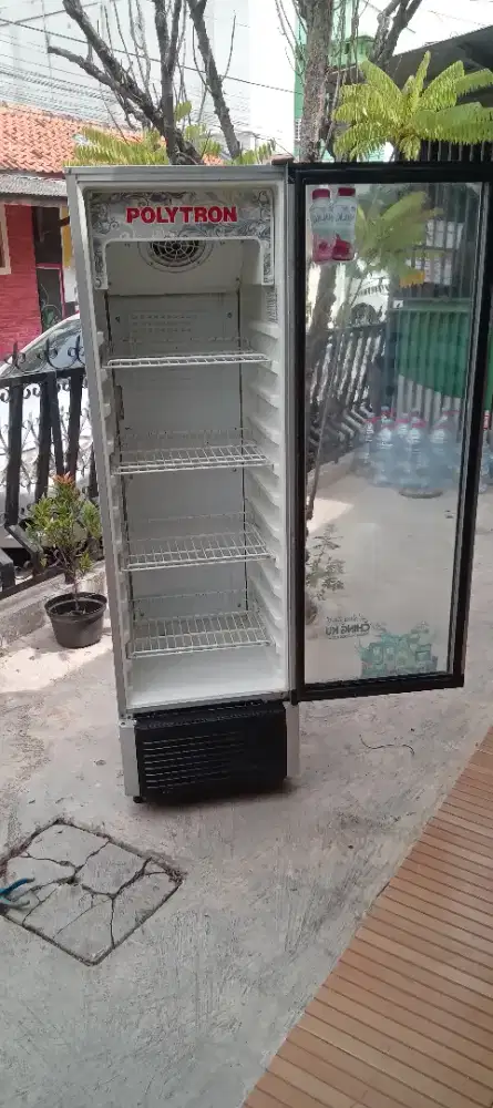 Dijual showcase pendingin minuman merk Polytron