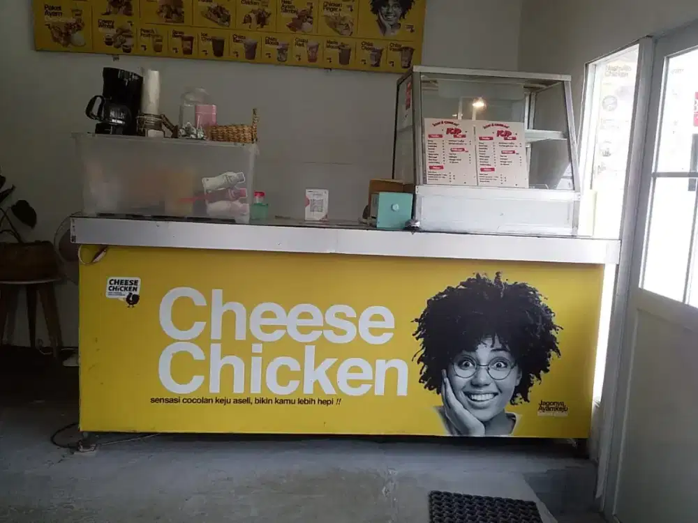 Lemari etalase dan meja