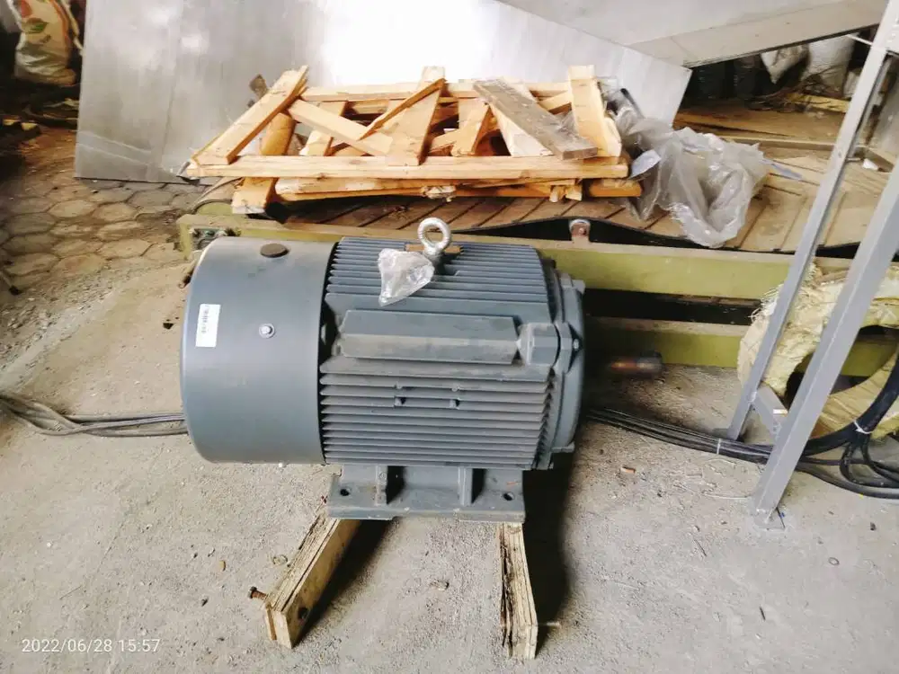 Merk Siemens - Dinamo 30 HP 878 RPM 6 pole 3 phase 380 V