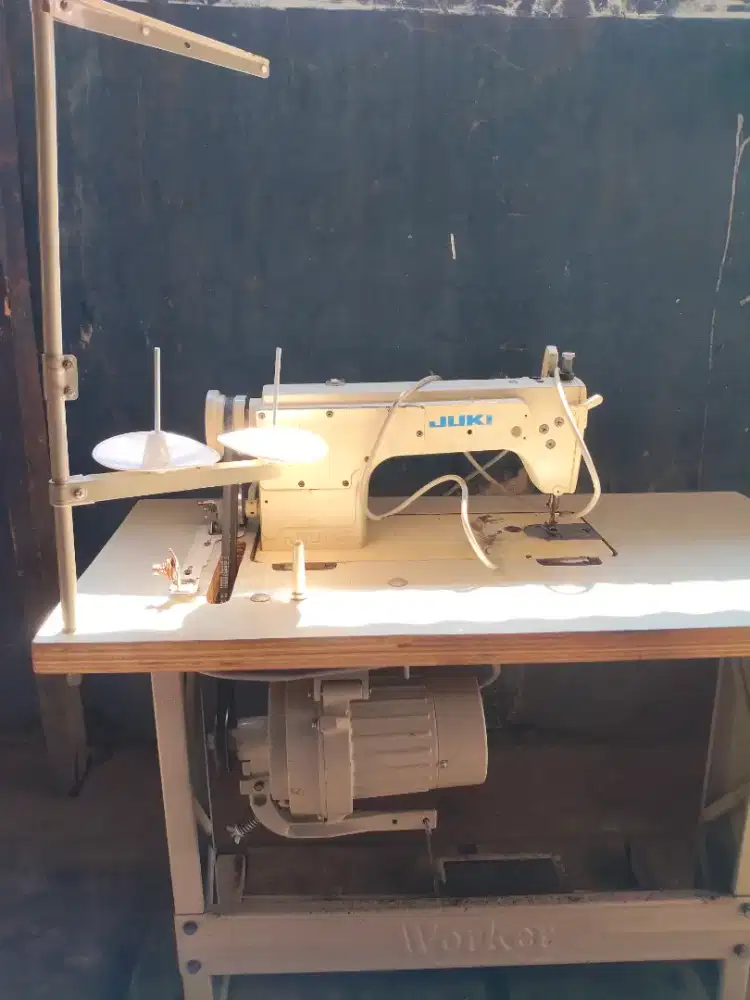 Mesin jahit Juki