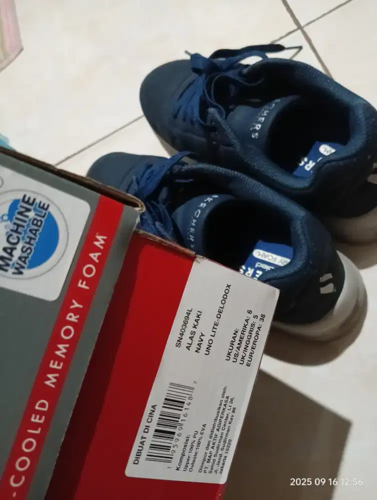 Sepatu Skechers Uno Lite