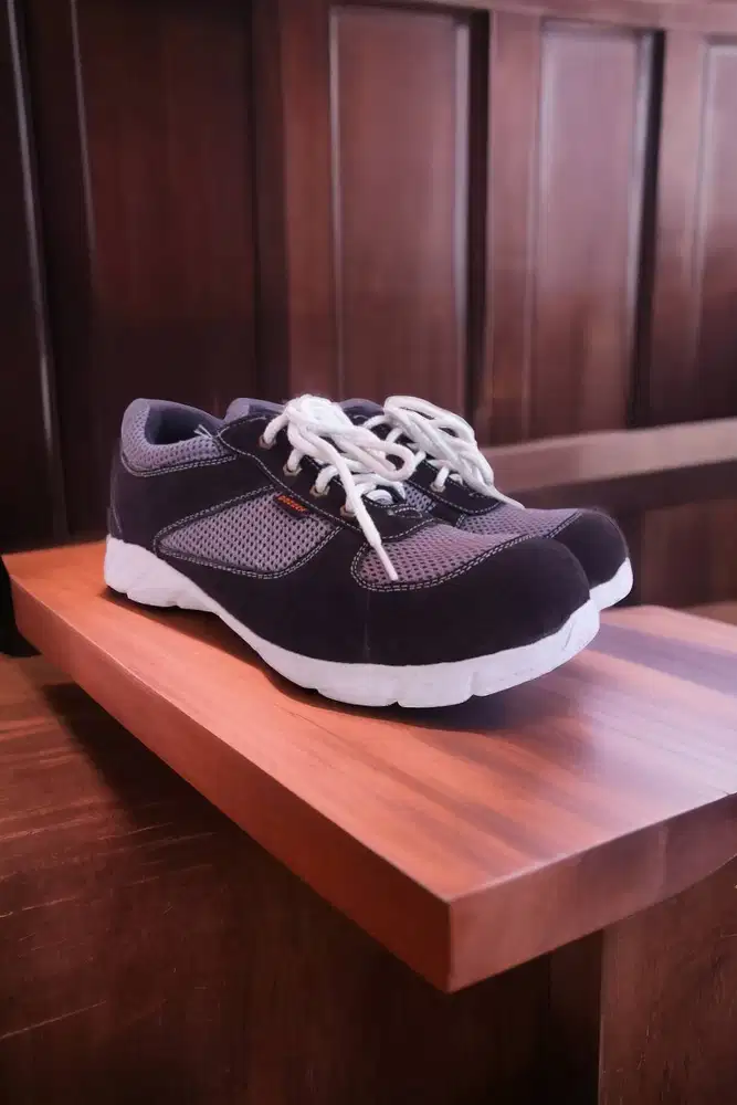 Sentra Produksi sepatu kerja cleaning service Kudus