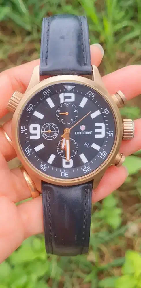 Jam Tangan Pria Sporty Chronograph Bodi Gold dengan Tali Kulit Hitam