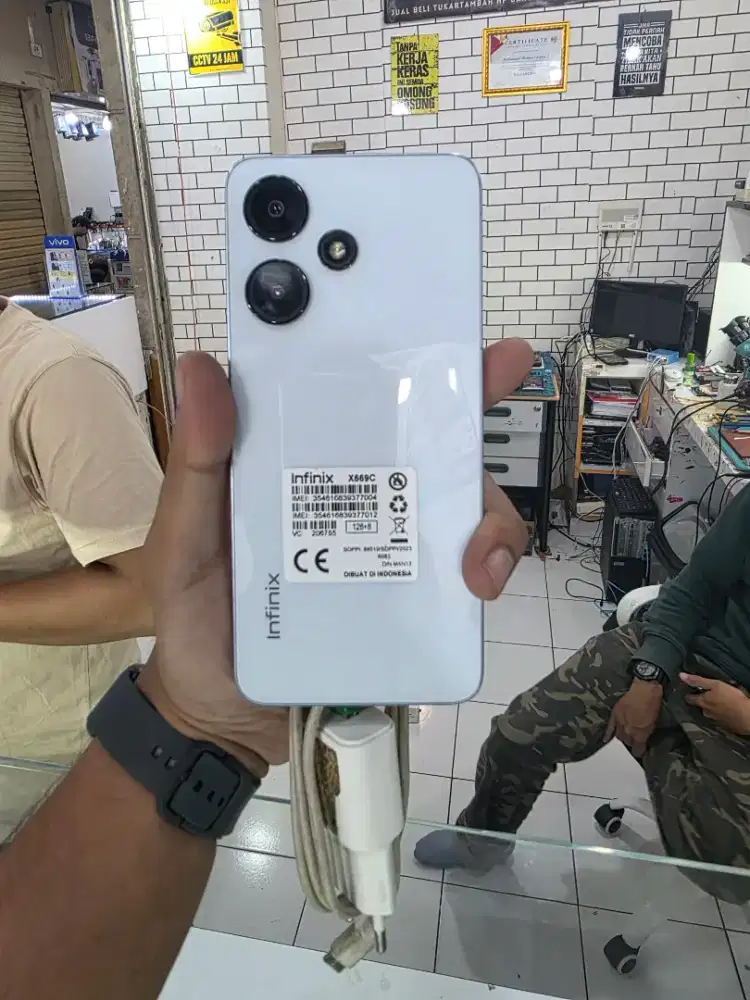 Infinix Hot 30i 8/128GB Hp dan Charger Tidak Ori