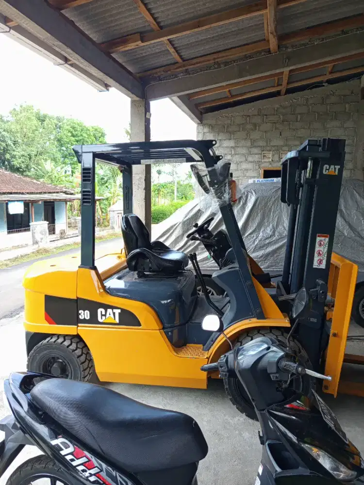 Forklift Bekas 3 Ton Siap kerja Caterpillar 2020