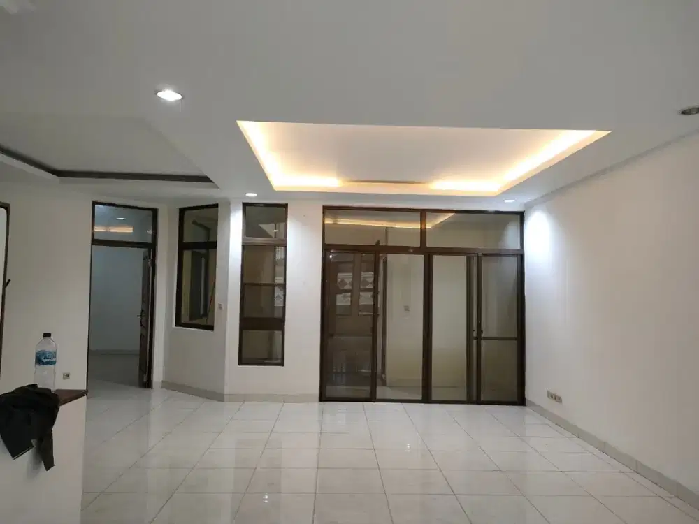 Disewakan ..rumah di Taman Semanan Indah, jalan depan rumah bisa 4 mobil