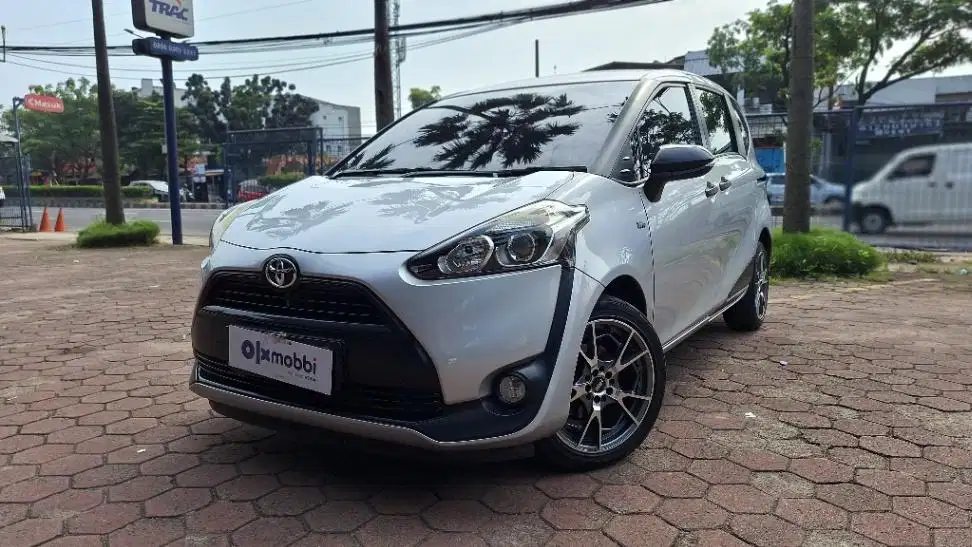 DP Rendah  7JT Toyota Sienta 1.5 E Bensin-AT 2018 Silver