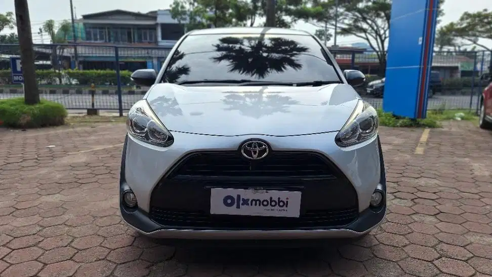 DP Rendah  7JT Toyota Sienta 1.5 E Bensin-AT 2018 Silver