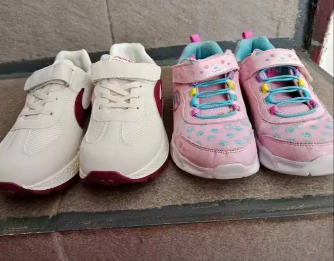 Di jual 2 pasang sepatu kets bekas