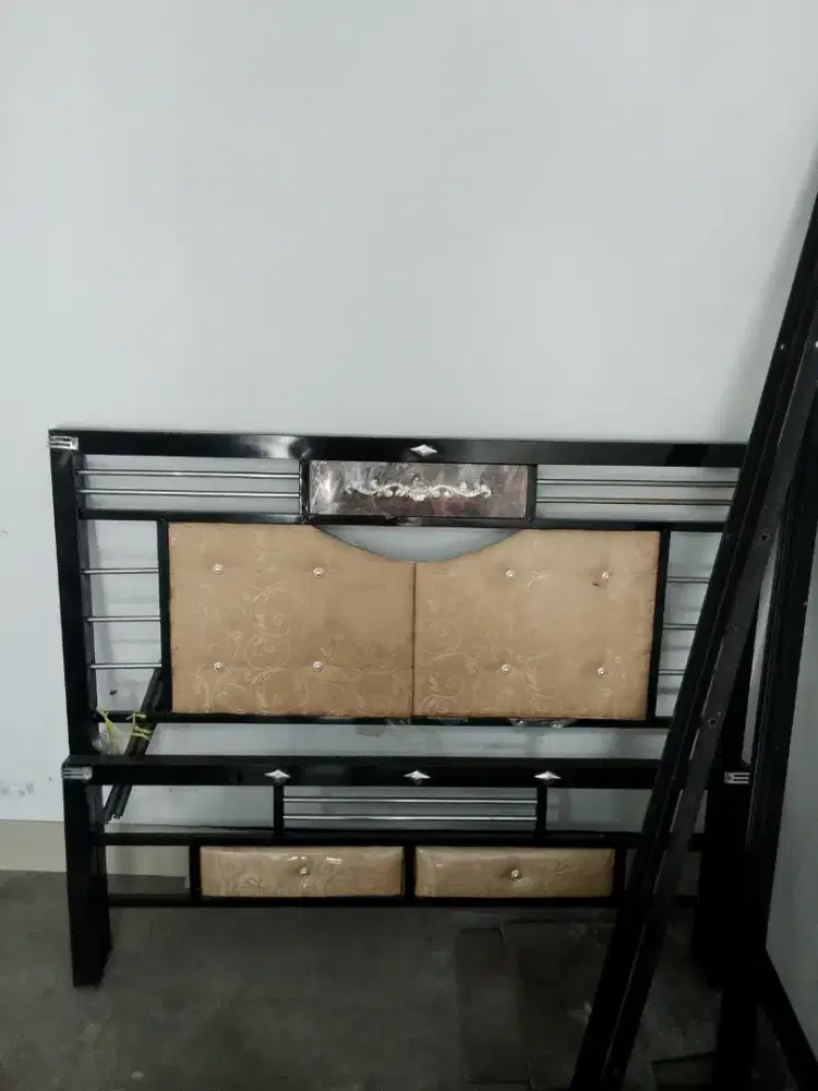 Ranjang besi  tempat tidur no 2 like new