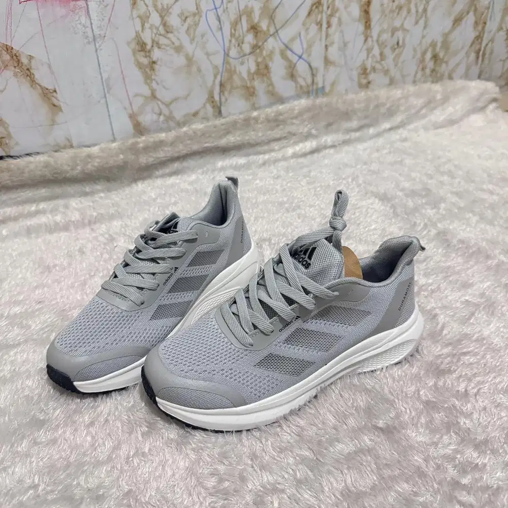 Sepatu Running Adidas Enteng