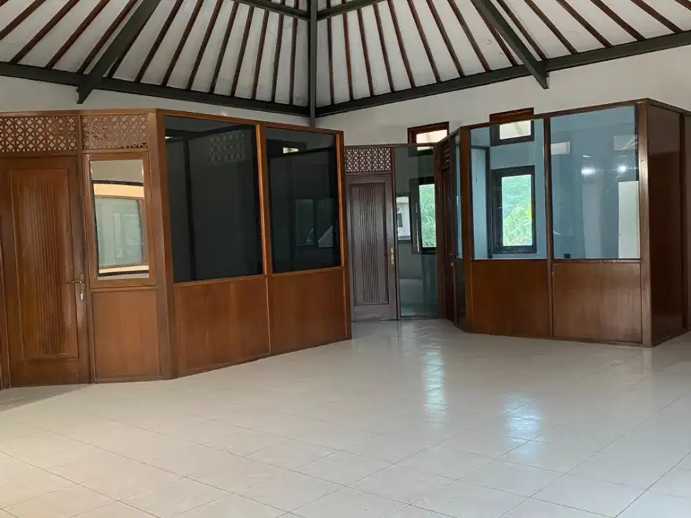 Disewakan Rumah 3 Lantai, Lokasi Pinggir Jalan (Cocok Untuk Usaha) - Kemang, Jakarta Selatan