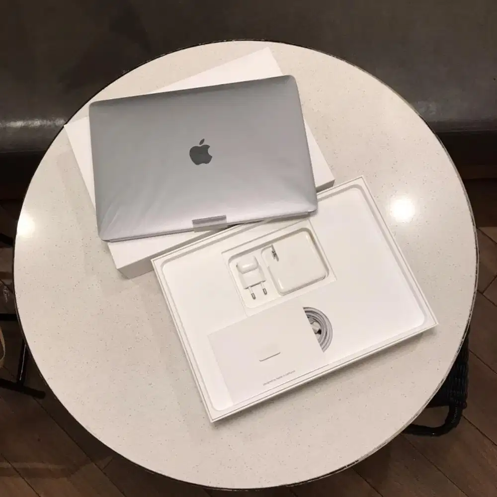 Macbook Pro 2019 ibox 1TB/Dual VGA Like New