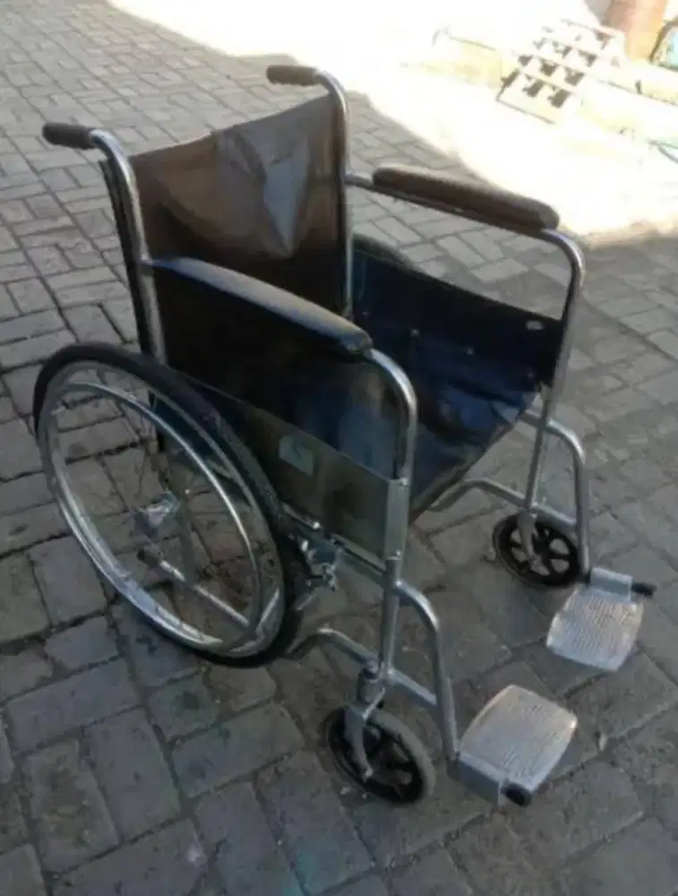 Kursi roda bekas di jual cepat