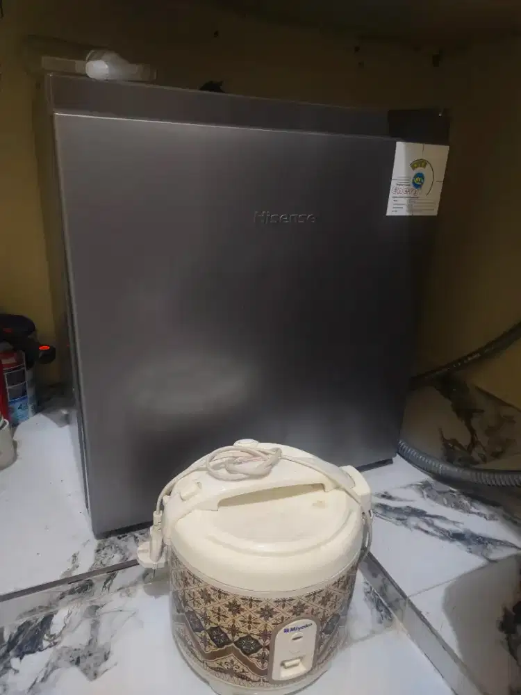 KULKAS MINI HISENSE + MINI RICE COOKER MIYAKO
