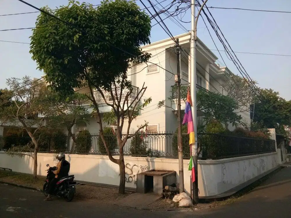 KEBON JERUK JL PANJANG – RUMAH MEWAH KOMPLEK – HOOK - JALAN 2 MOBIL