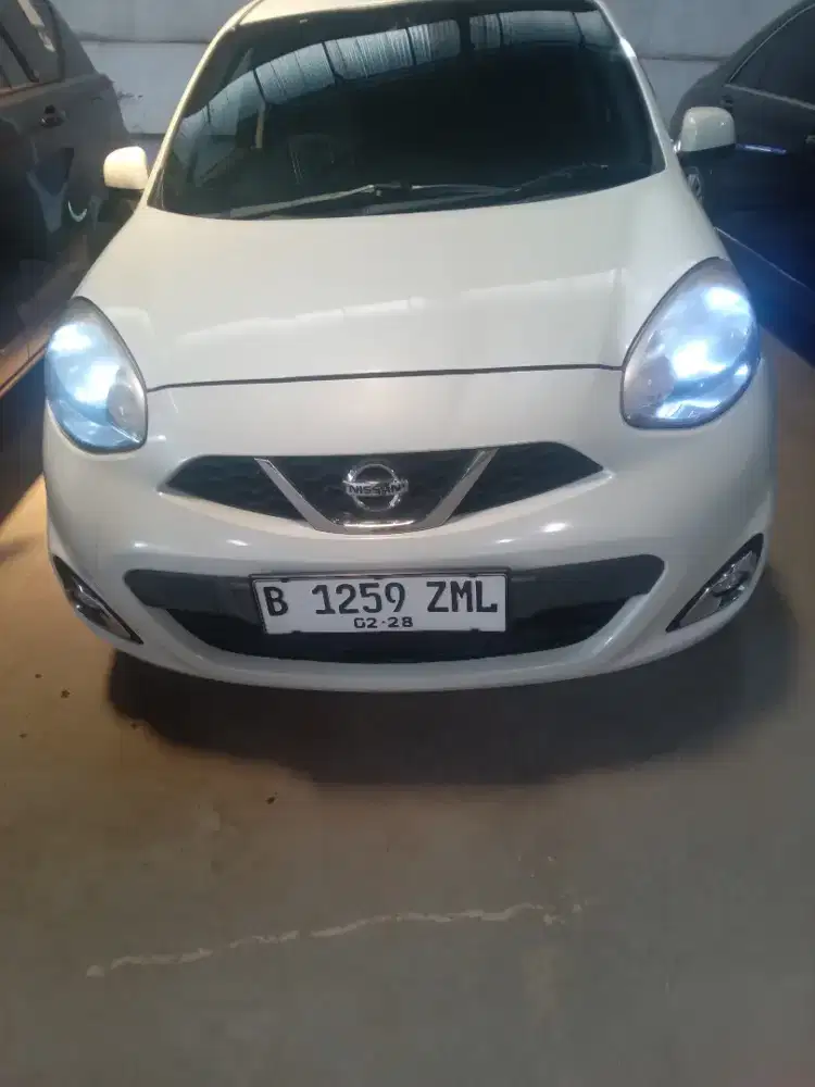 Nissan March matic 2013.