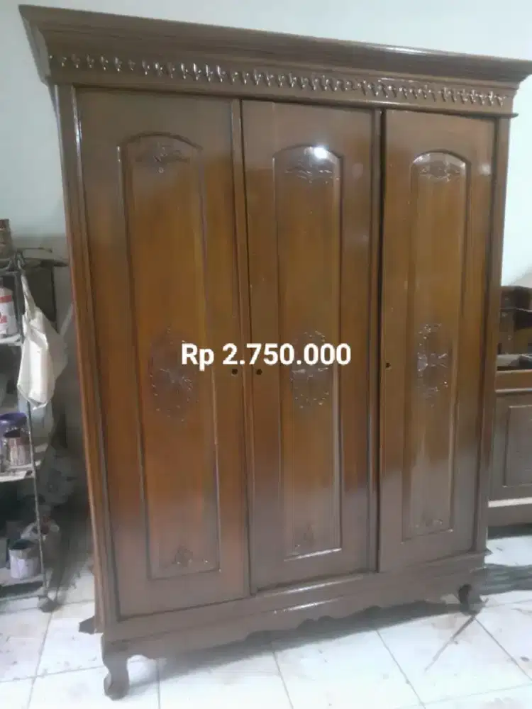 Lemari jati 3 pintu ada ukir bekas dah melamin like new