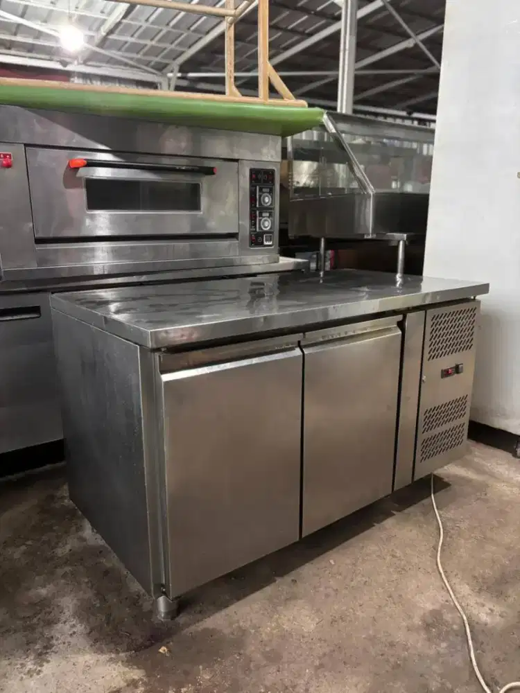 Undercounter chiller 
2 pintu
Merk Rightcool
Ukuran135x70x85
Harga 5jt