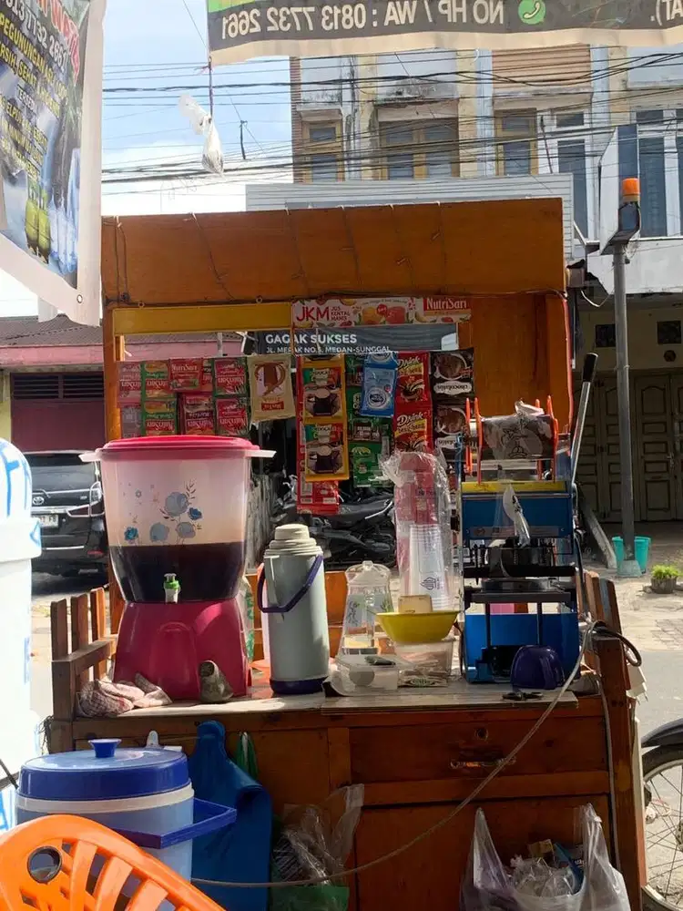 Penjaga stand es teh jumbo