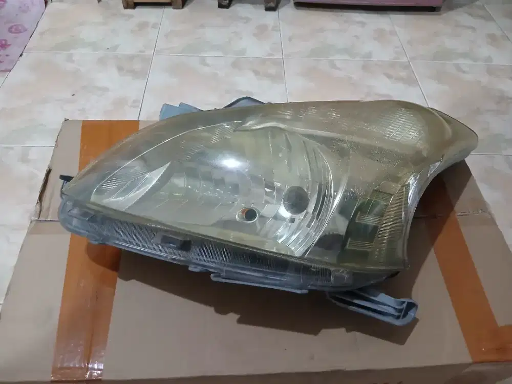 Headlamp lampu utama Toyota Avanza
