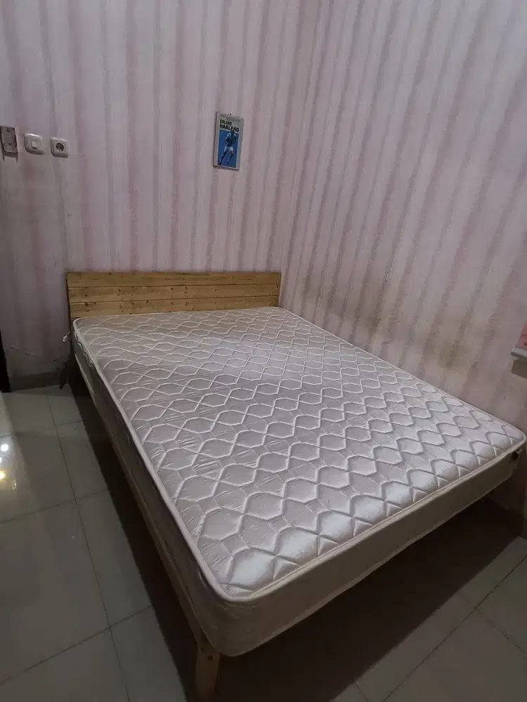 Kasur dan ranjangnya