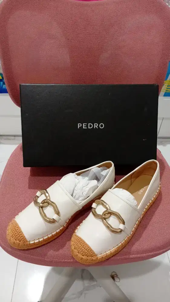 Sepatu pedro wanita warna putih