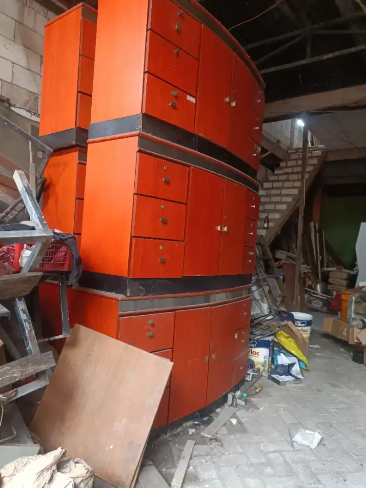 Meja loker besar eks kantor