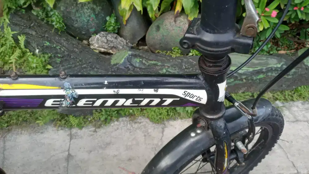 Sepeda lipat merk Element 16 simpanan