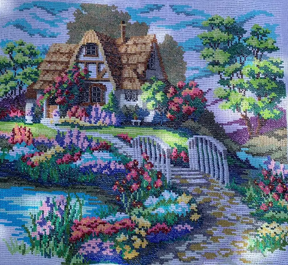 Strimin Sulam 'ROSES GARDEN' dgn Teknik Tusuk Silang (53x48cm)
