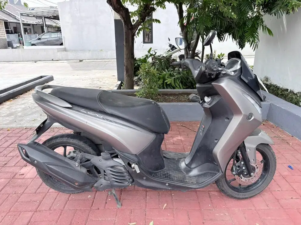 Yamaha Lexi S 125cc 2018, abu, keyless remote, siap melaju