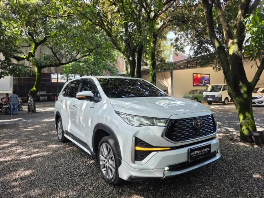 KM 9.000 TOYOTA KIJANG INNOVA 2.0 ZENIX Q TSS HV AT MATIC 2023 PUTIH