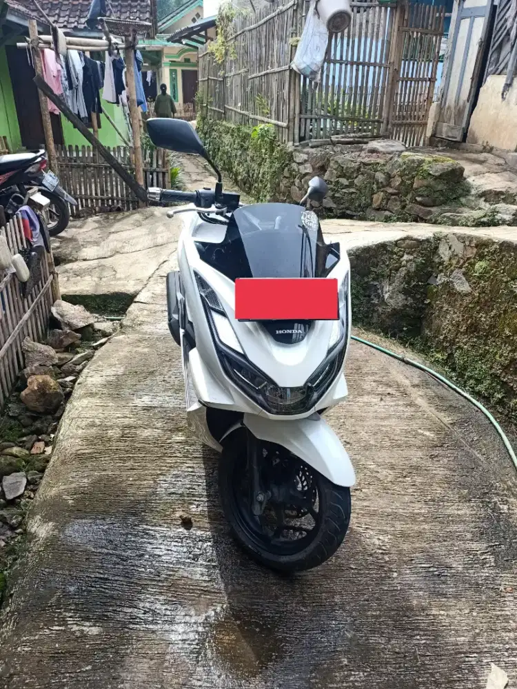 Di Jual Motor Honda PCX Warna Putih Atas Nama sendiri Surat2 kumplit.