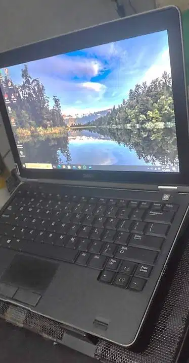 Laptop DeLL Core i3 Gen3 Ram 8GB SSD Windows 10 makin Joss