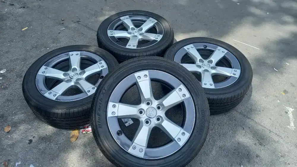 di jual velg harier r18 original+ban yokohama 235 50 18 kondisi 95%