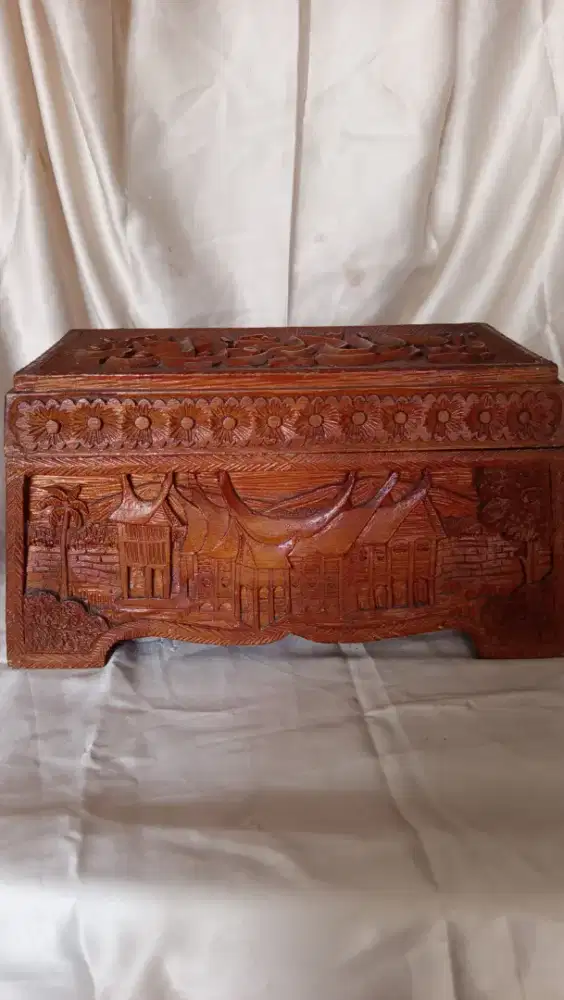 Kotak ukiran kayu tempat perhiasan