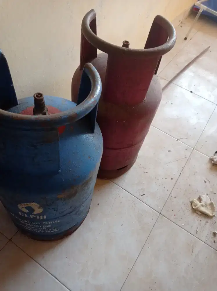 2 buah Tabung gas 12kilo