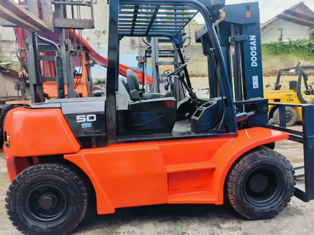 Forklift Doosan 5 Ton,Matic,Tiang 3 Meter,Ban Double,Tahun 2012