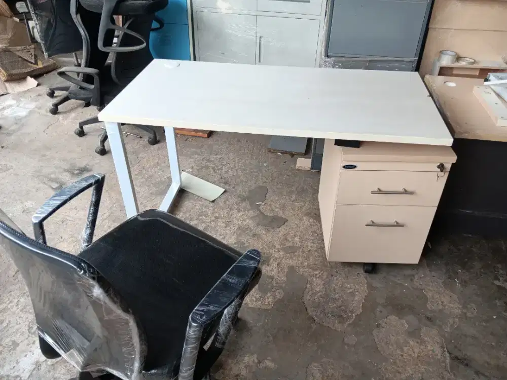 Meja kantor plus kursi jaring