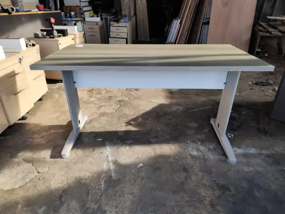 Meja kantor uk 140cm