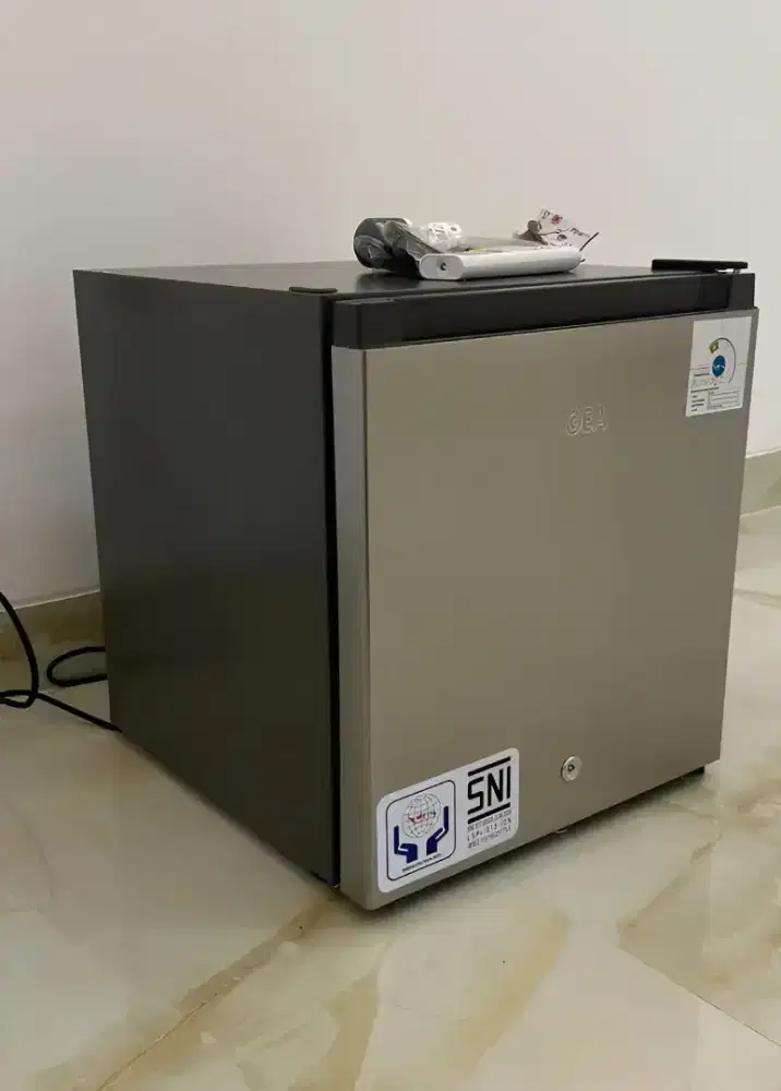 Kulkas minibar GEA 46Liter RS-06dr SILVER