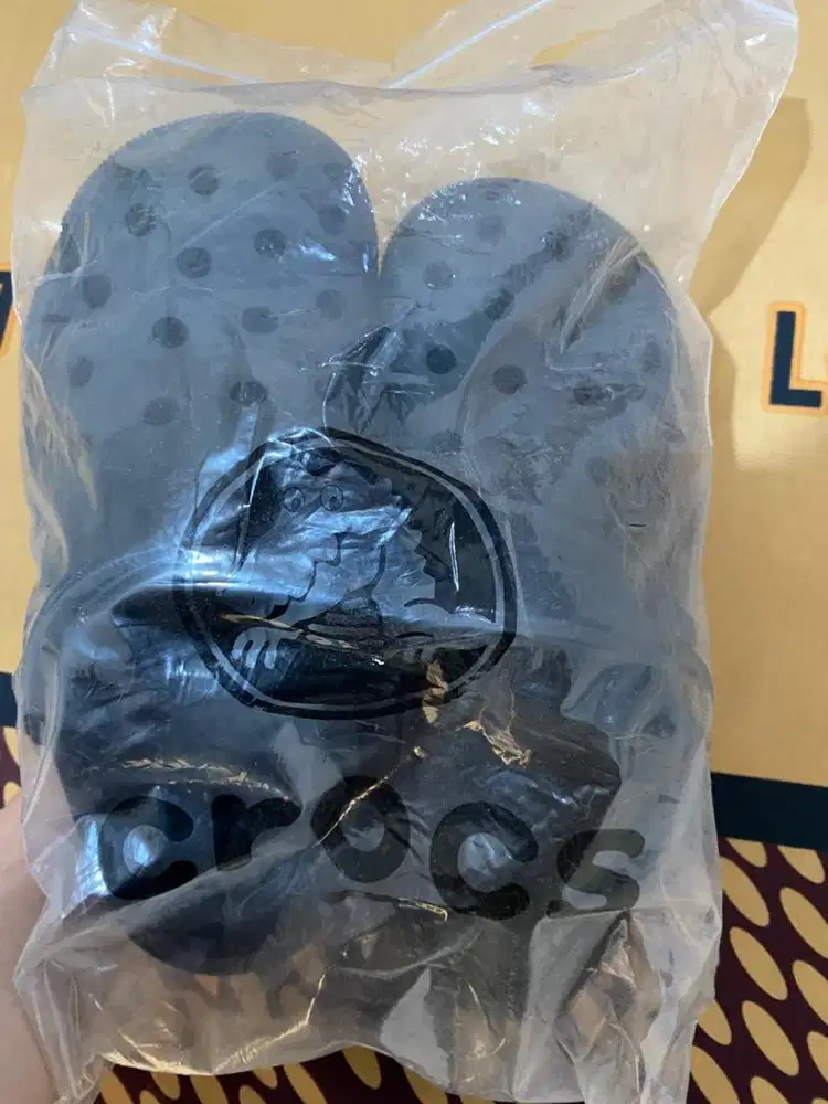 crocs luar ukuran nya besar