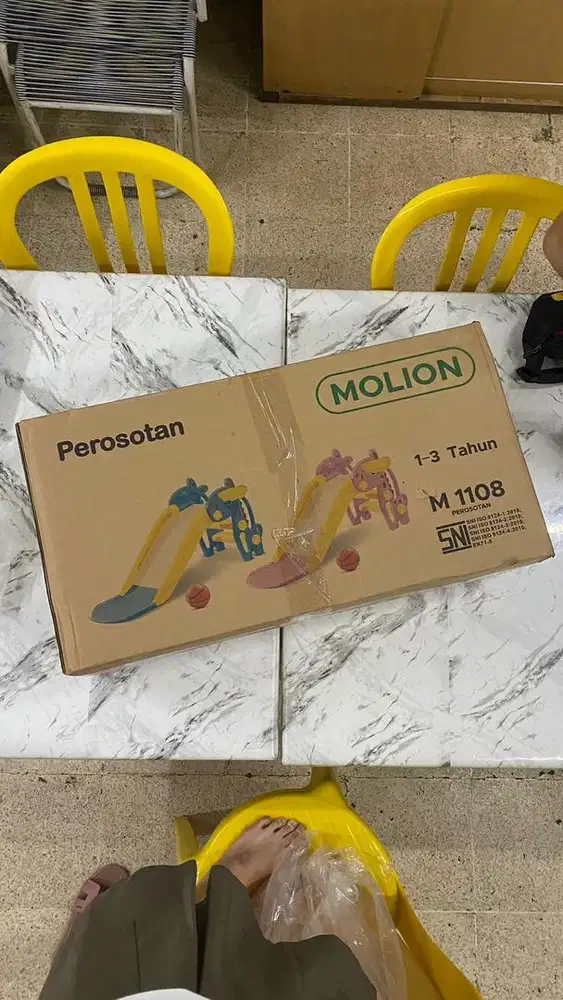 Molion perosotan anak seluncuran