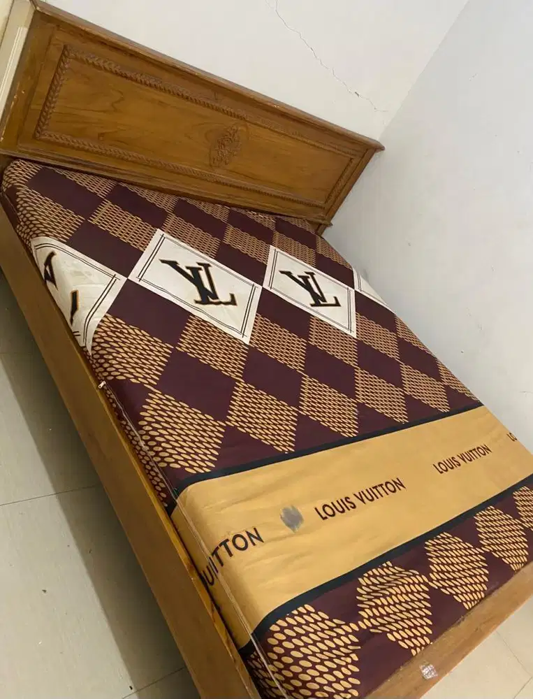 dipan plus kasur nya sepaket