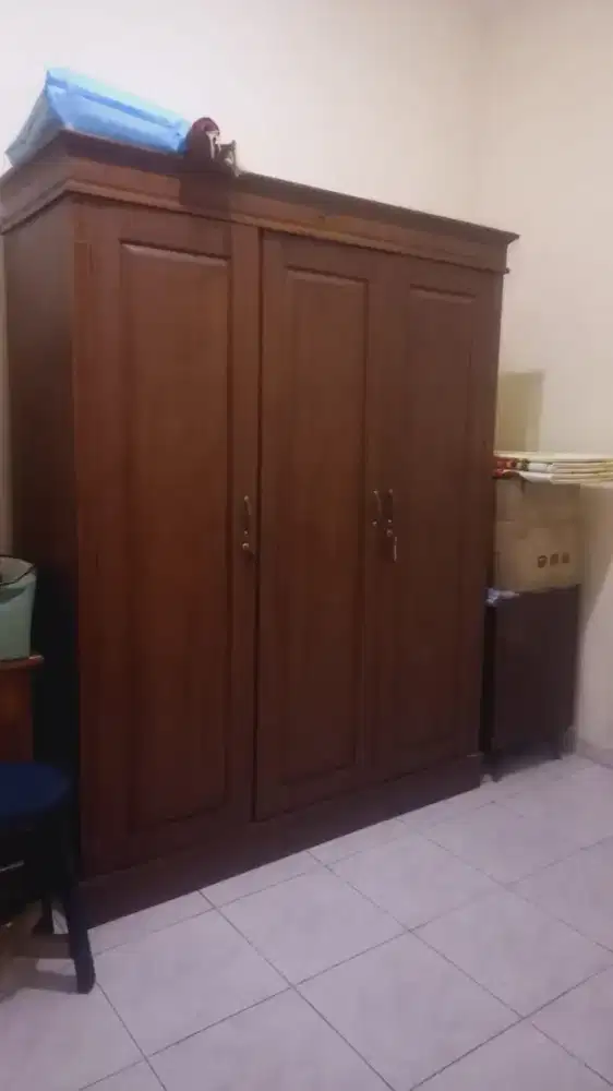 DI JUAL LEMARI BAJU 3 PINTU (KAYU JATI)