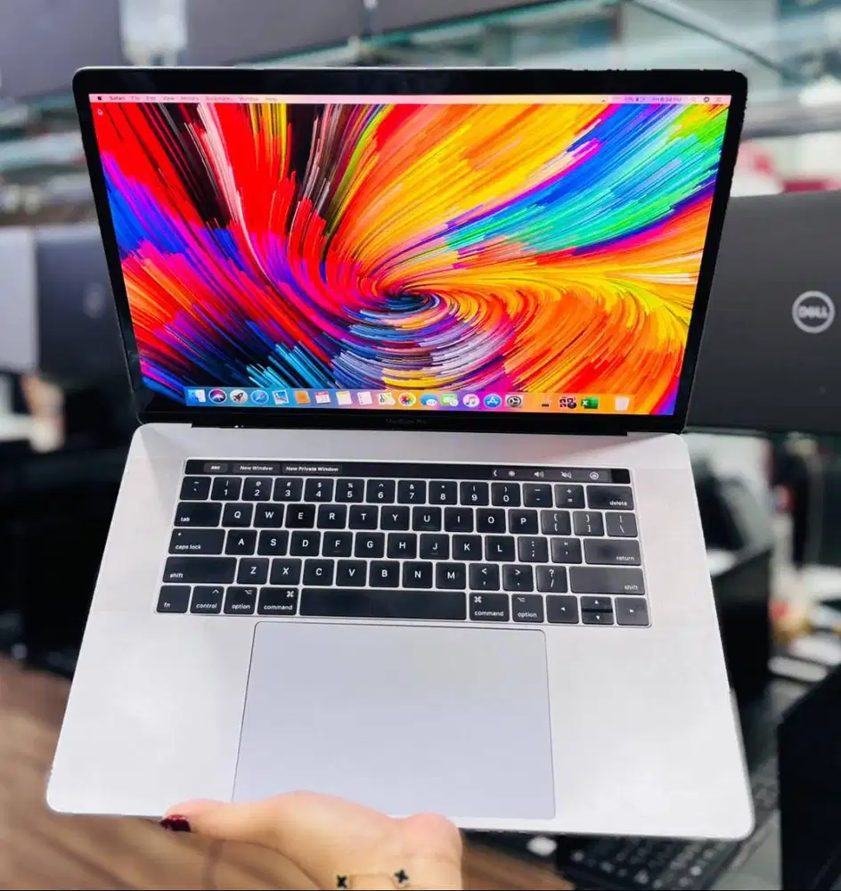 Macbook Pro 15inch 2017 Touchbar Core i7 Ram 16GB 15.4inch N-DC